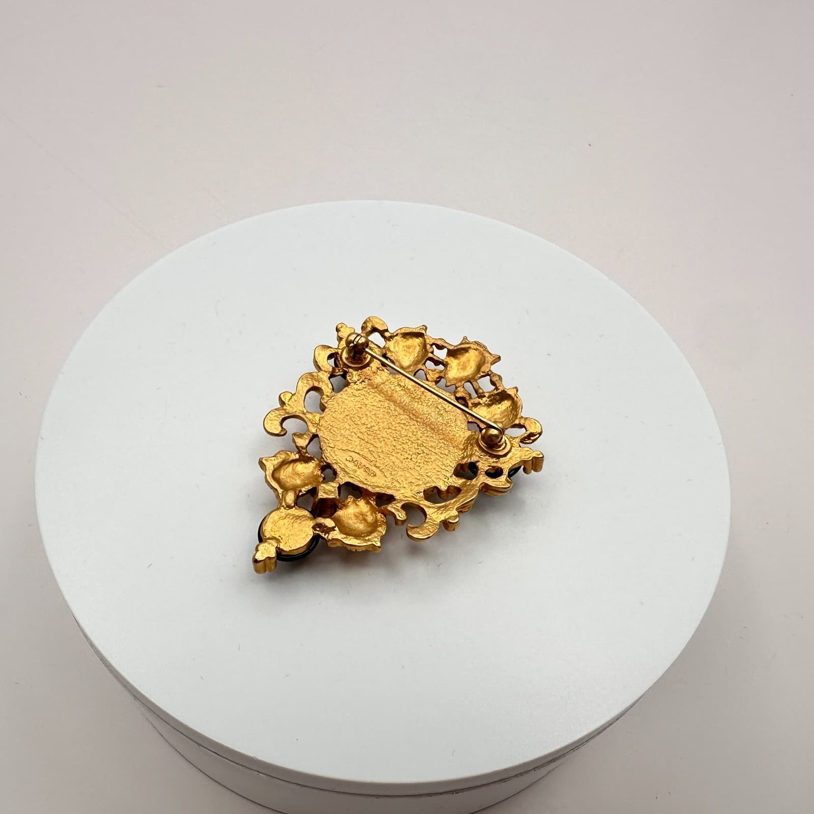 Vintage 90s Avon Lion Head Brooch Pin Gold Tone Faux Pearl Black Onyx Cabochon - Thumbnail 5