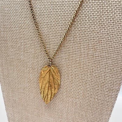 Vintage 70s Gold Tone Textured Leaf Pendant Statement Necklace Retro Jewelry - Thumbnail 6