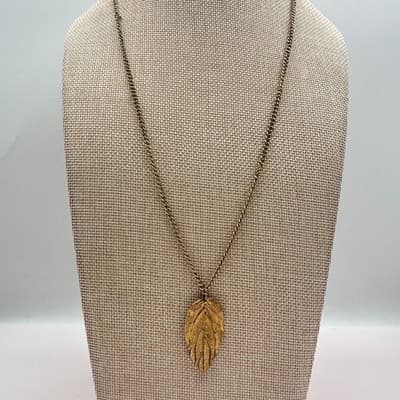 Vintage 70s Gold Tone Textured Leaf Pendant Statement Necklace Retro Jewelry - Thumbnail 2