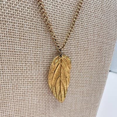 Vintage 70s Gold Tone Textured Leaf Pendant Statement Necklace Retro Jewelry - Thumbnail 5