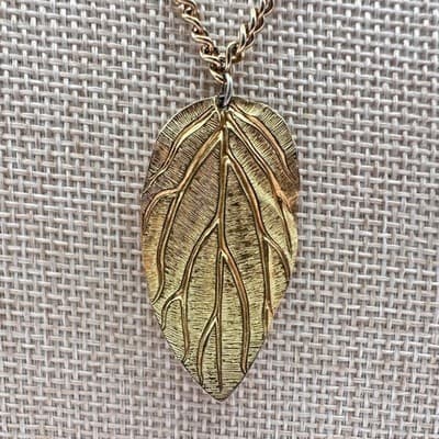 Vintage 70s Gold Tone Textured Leaf Pendant Statement Necklace Retro Jewelry - Thumbnail 4