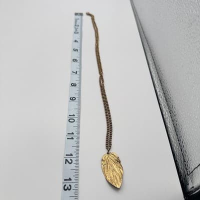 Vintage 70s Gold Tone Textured Leaf Pendant Statement Necklace Retro Jewelry - Thumbnail 8