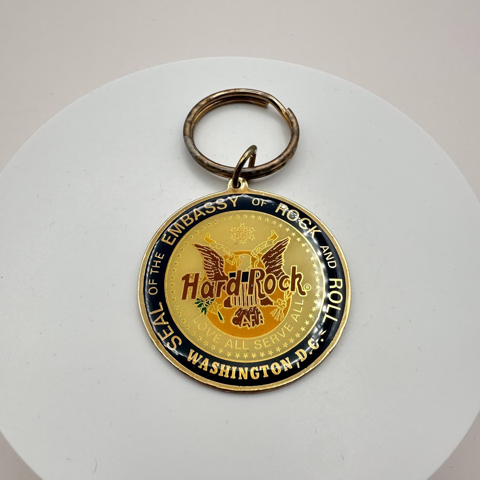 Vintage 90s Hard Rock Cafe Washington D.C. Seal of Embassy Keychain Gold Tone - Thumbnail 6