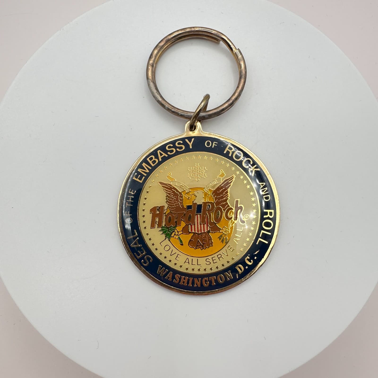 Vintage 90s Hard Rock Cafe Washington D.C. Seal of Embassy Keychain Gold Tone - Thumbnail 3
