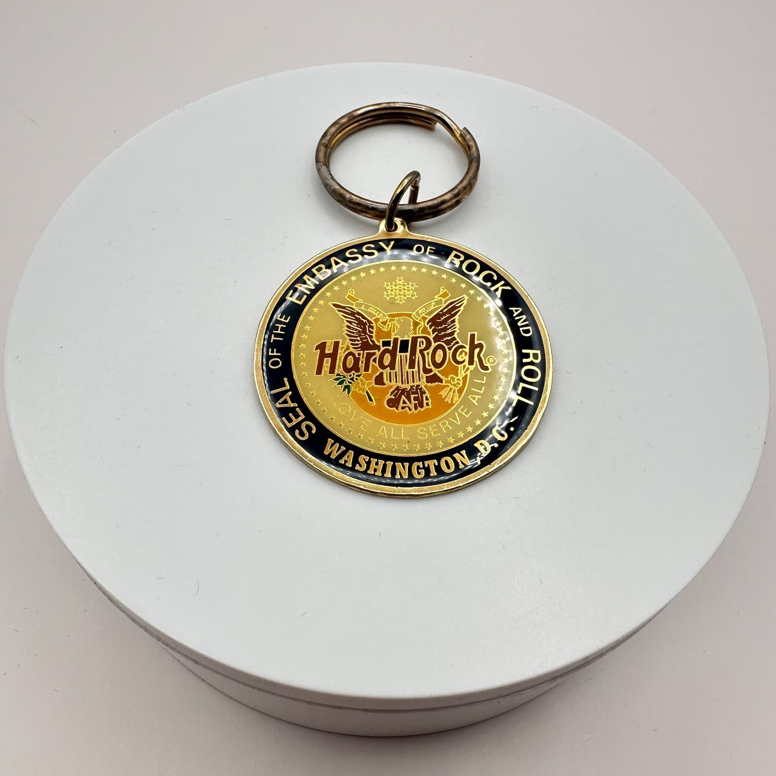 Vintage 90s Hard Rock Cafe Washington D.C. Seal of Embassy Keychain Gold Tone - Thumbnail 5