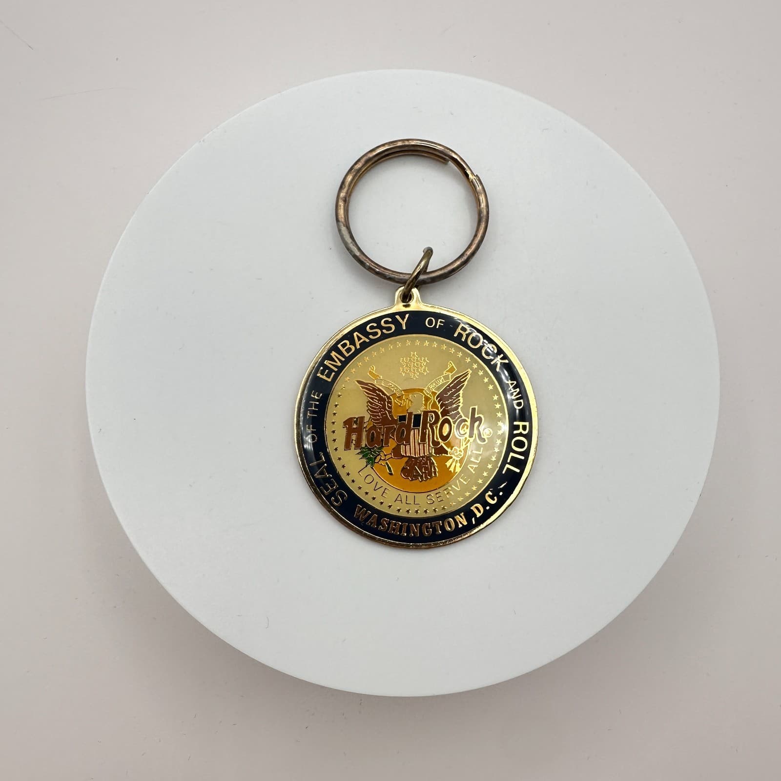 Vintage 90s Hard Rock Cafe Washington D.C. Seal of Embassy Keychain Gold Tone - Thumbnail 2