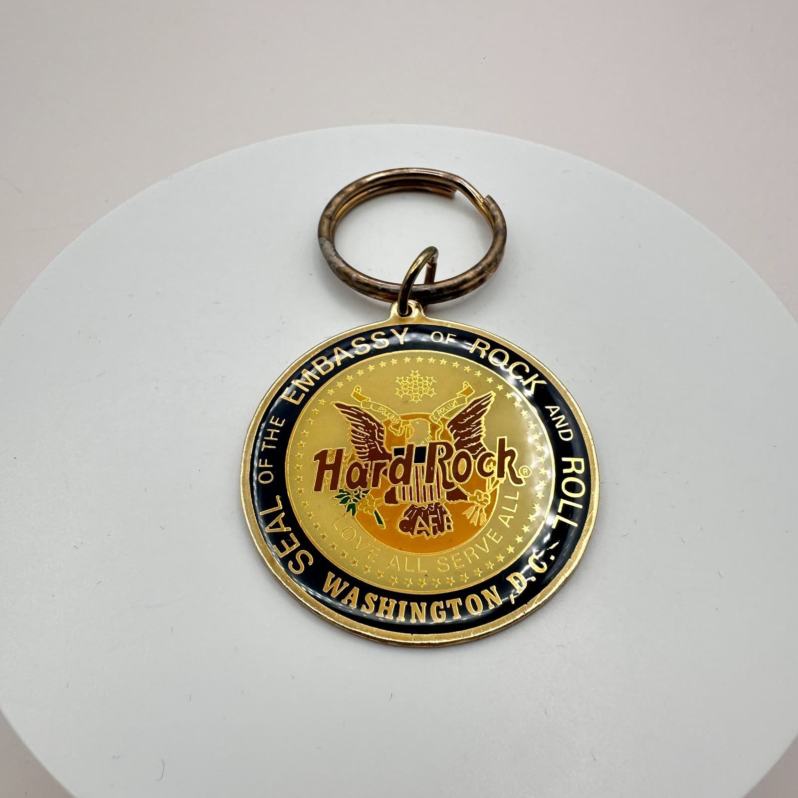 Vintage 90s Hard Rock Cafe Washington D.C. Seal of Embassy Keychain Gold Tone - Thumbnail 4