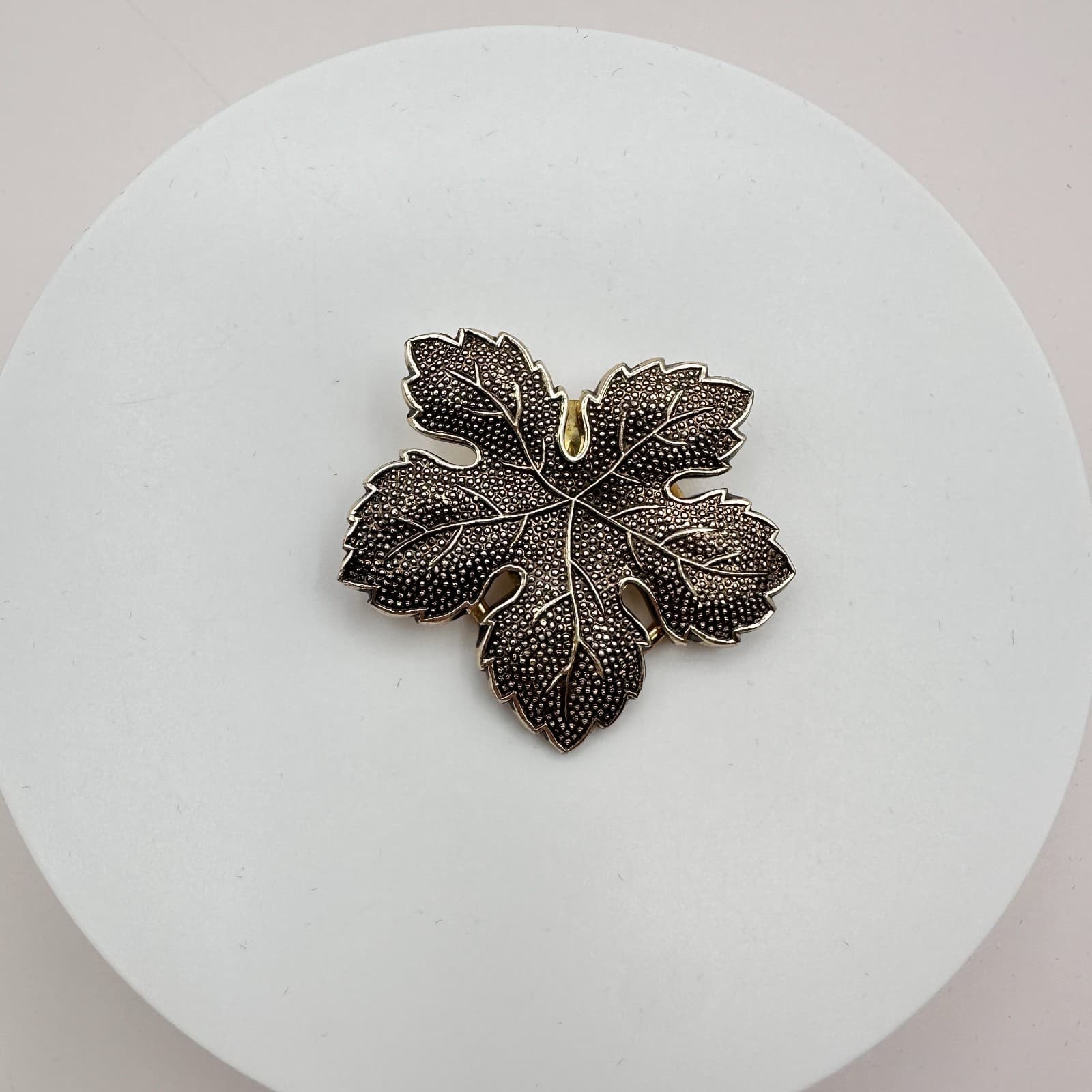 Vintage 90s Silver Tone Maple Leaf Scarf Clip Brooch Textured Nature Jewelry - Thumbnail 3