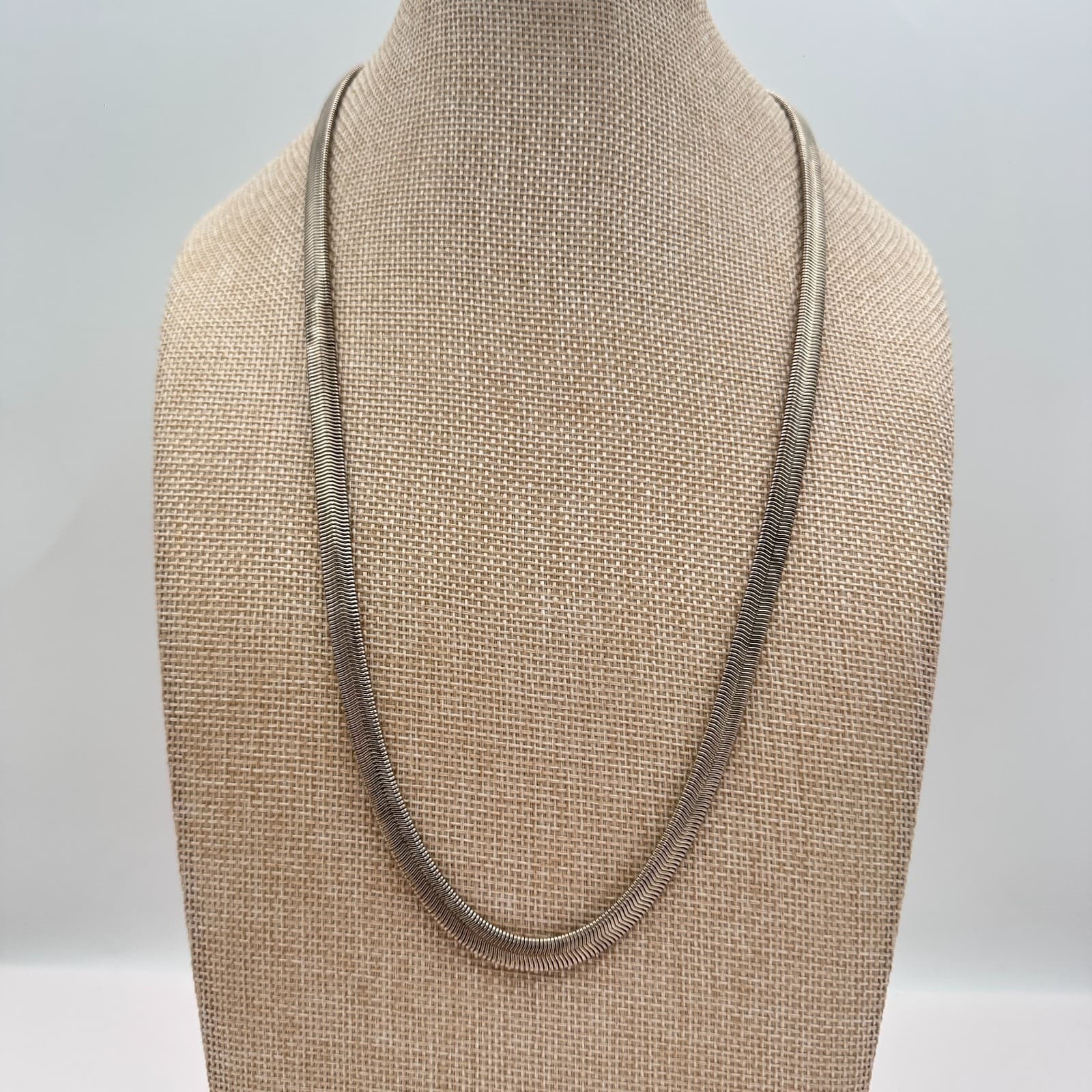 Vintage 90s Silver Tone Flat Milanese Mesh Choker Statement Necklace Jewelry