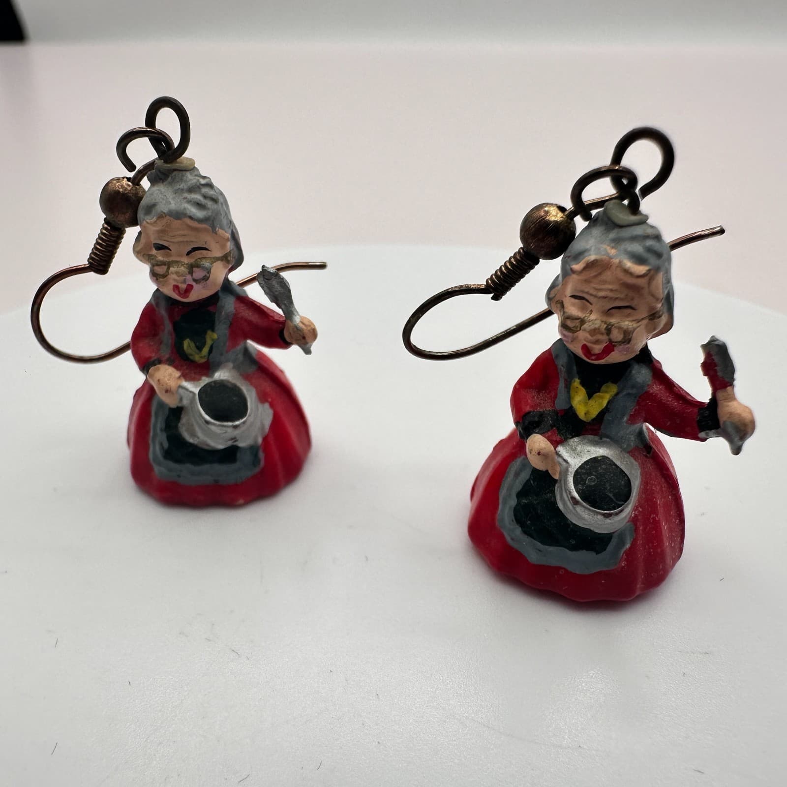 Vintage 90s Mrs Claus Christmas Earrings Red Resin Hand Painted Holiday Dangle - Thumbnail 5