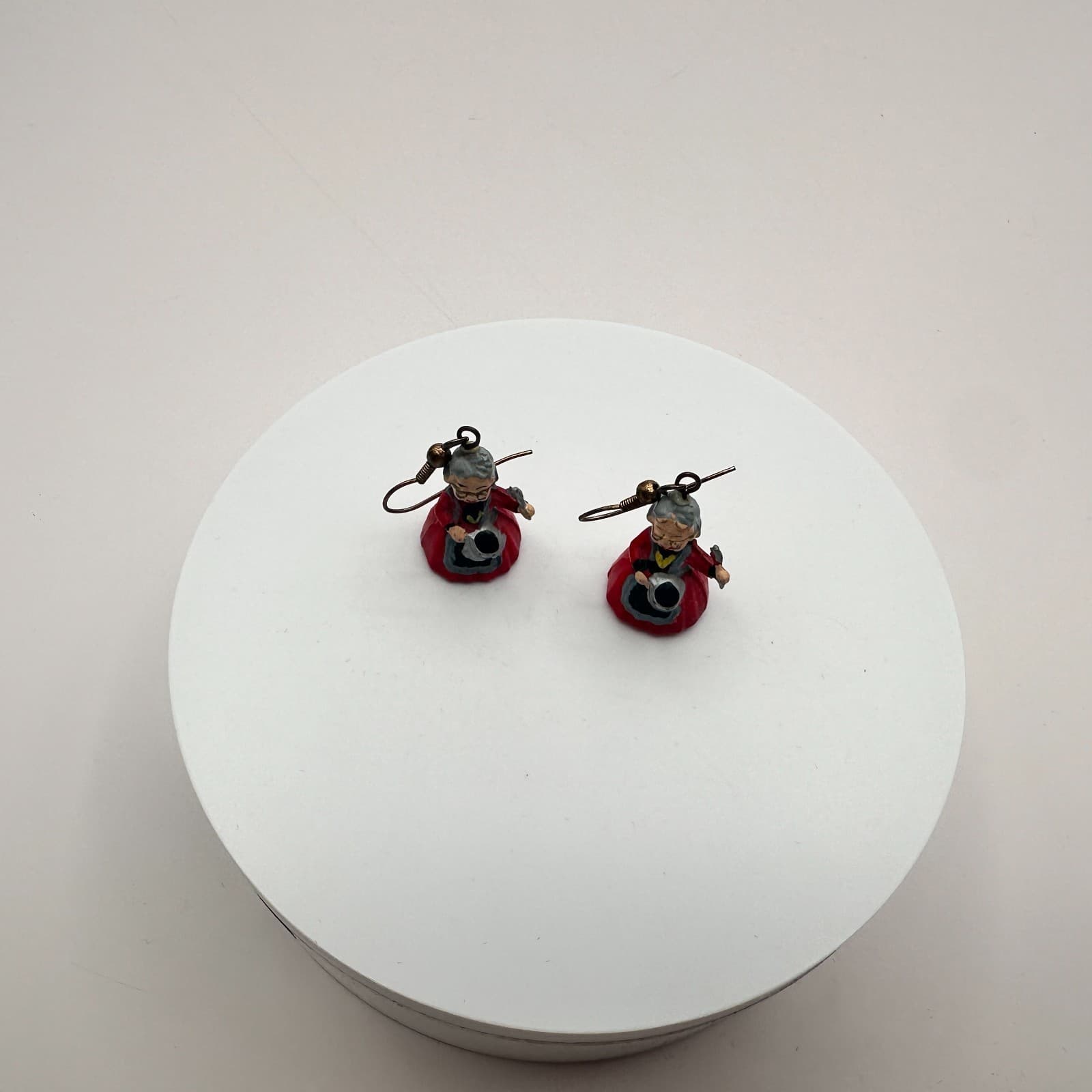 Vintage 90s Mrs Claus Christmas Earrings Red Resin Hand Painted Holiday Dangle - Thumbnail 4