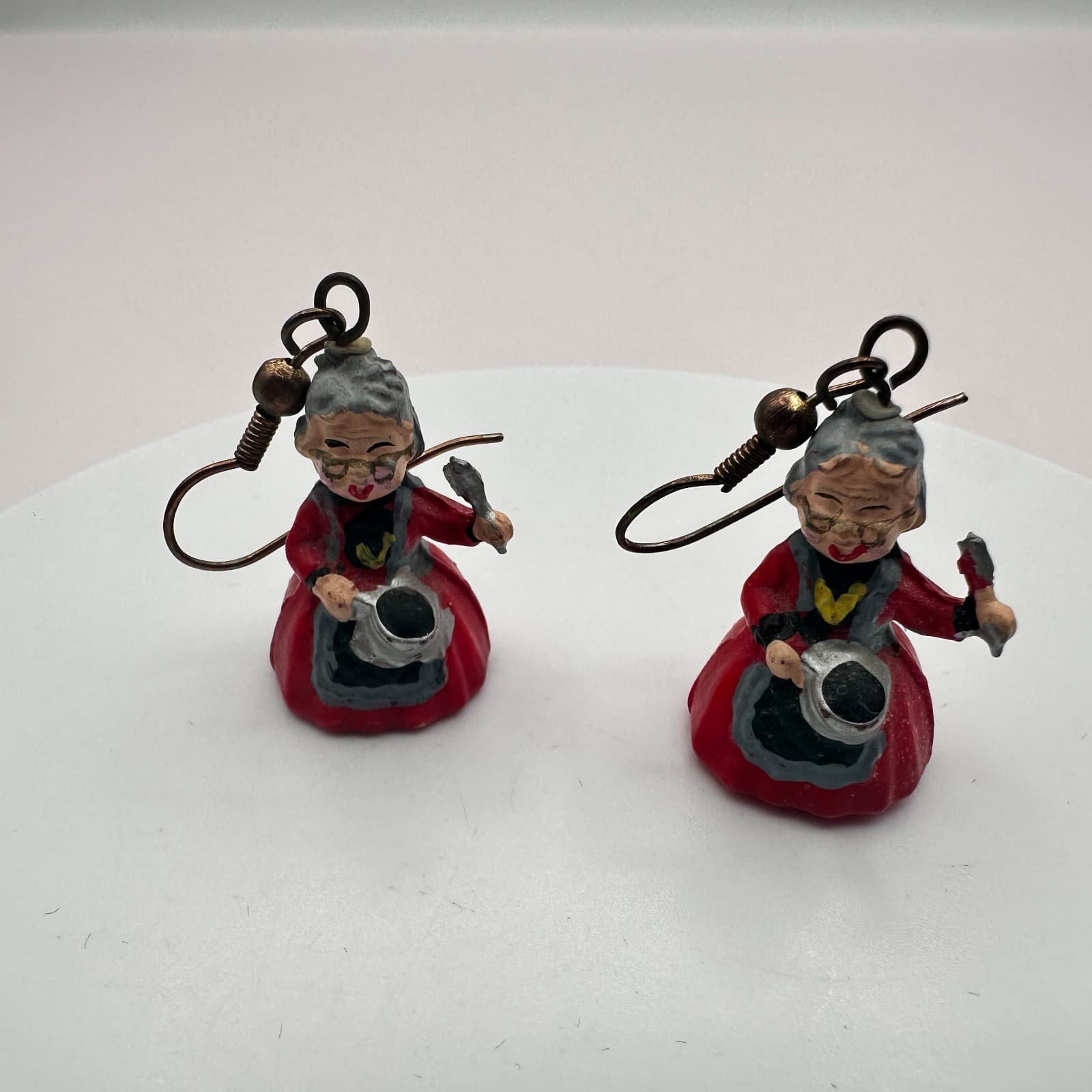 Vintage 90s Mrs Claus Christmas Earrings Red Resin Hand Painted Holiday Dangle - Thumbnail 2