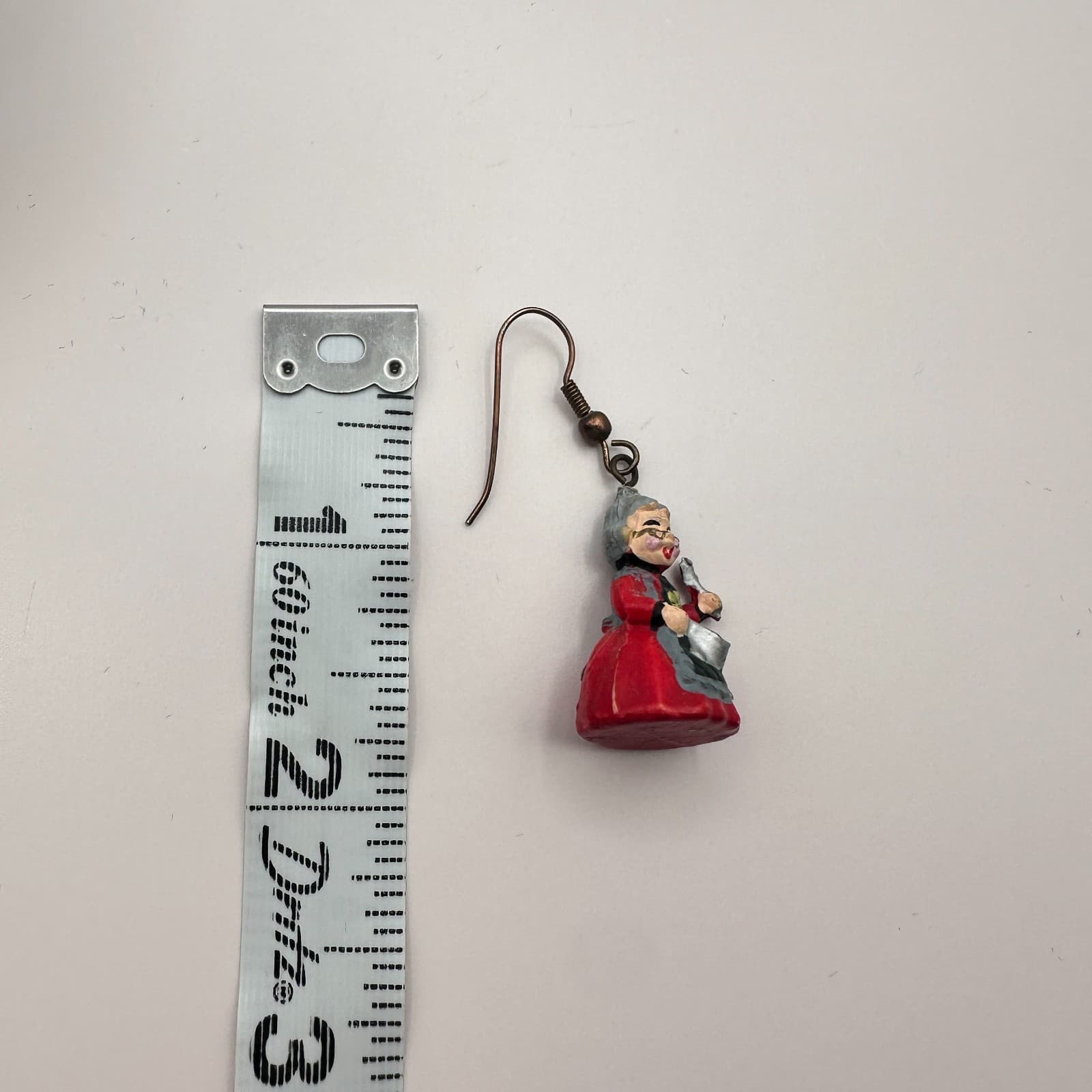 Vintage 90s Mrs Claus Christmas Earrings Red Resin Hand Painted Holiday Dangle - Thumbnail 6