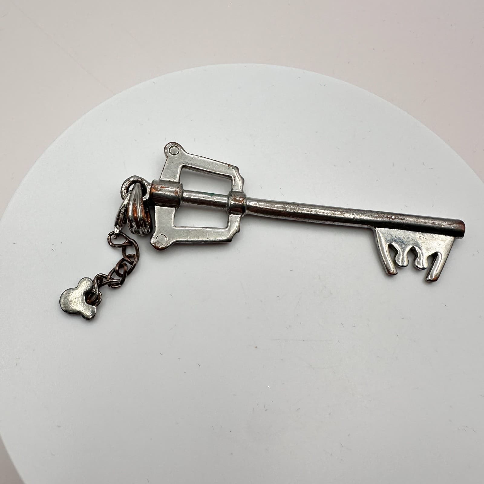 Vintage 90s Silver Tone Hearts Keyblade Keychain Pendant Mickey Charm Unisex - Thumbnail 4