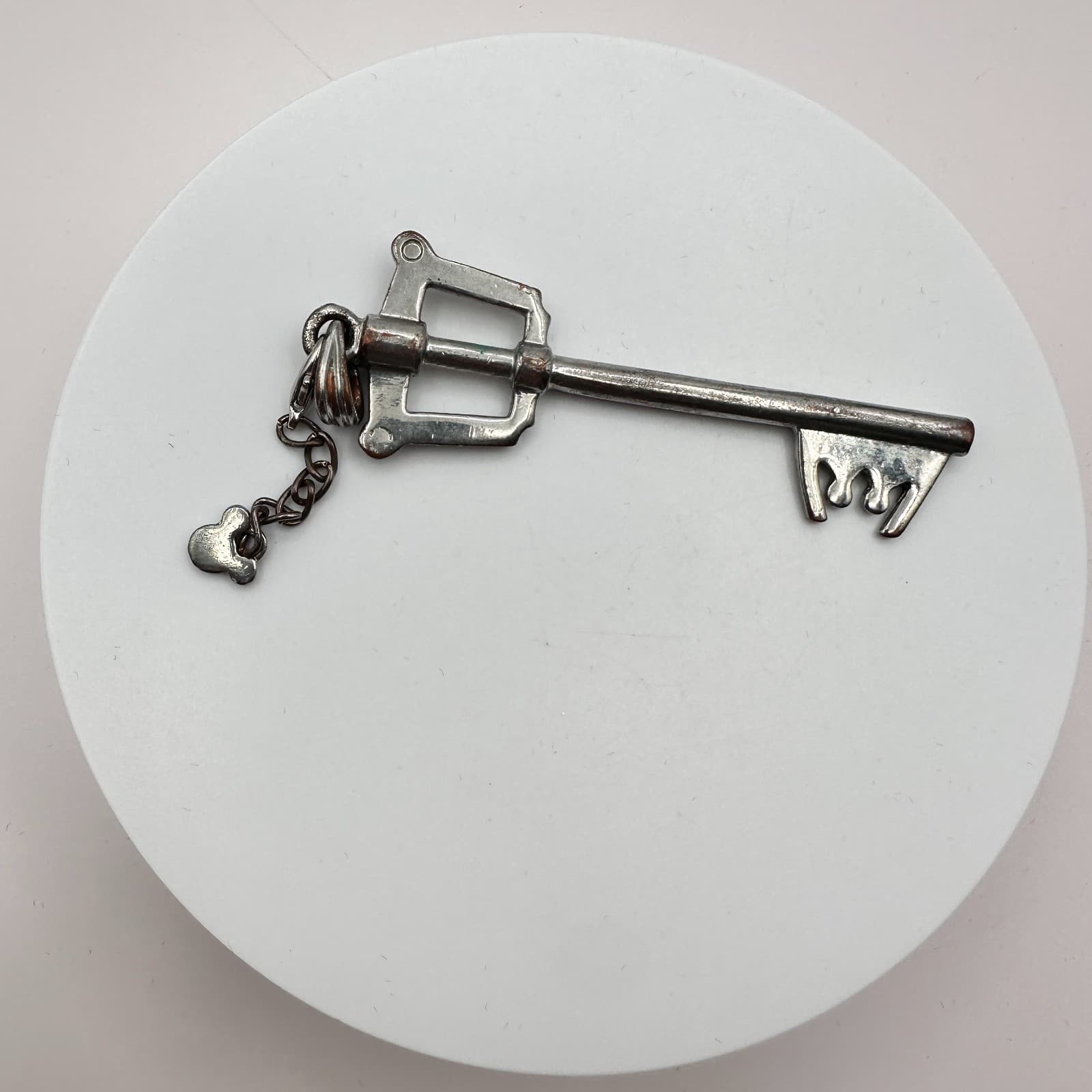 Vintage 90s Silver Tone Hearts Keyblade Keychain Pendant Mickey Charm Unisex - Thumbnail 3