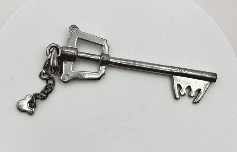 Vintage 90s Silver Tone Hearts Keyblade Keychain Pendant Mickey Charm Unisex - Thumbnail 2