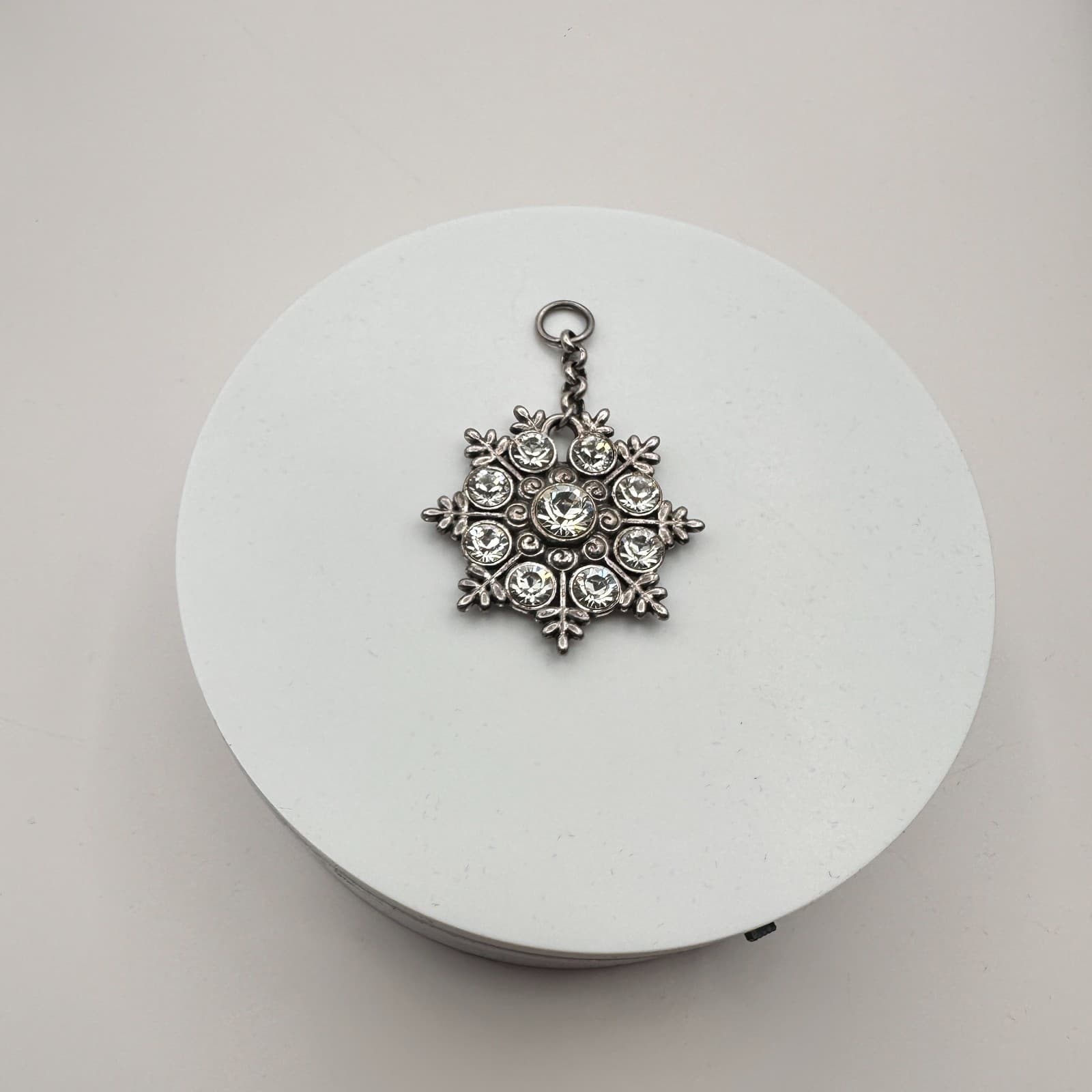 Vintage Y2K Silver Tone Snowflake Pendant Clear Rhinestone Women's Jewelry - Thumbnail 5