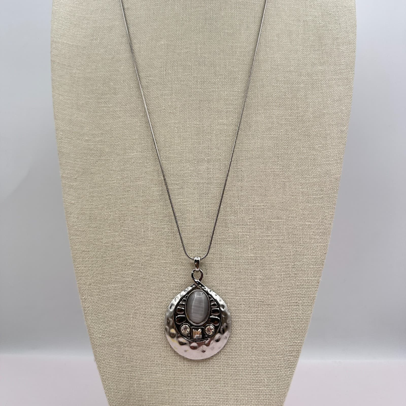 Vintage Y2K Silver Tone Hammered Pendant Necklace Gray Faux Moonstone Jewley - Thumbnail 2