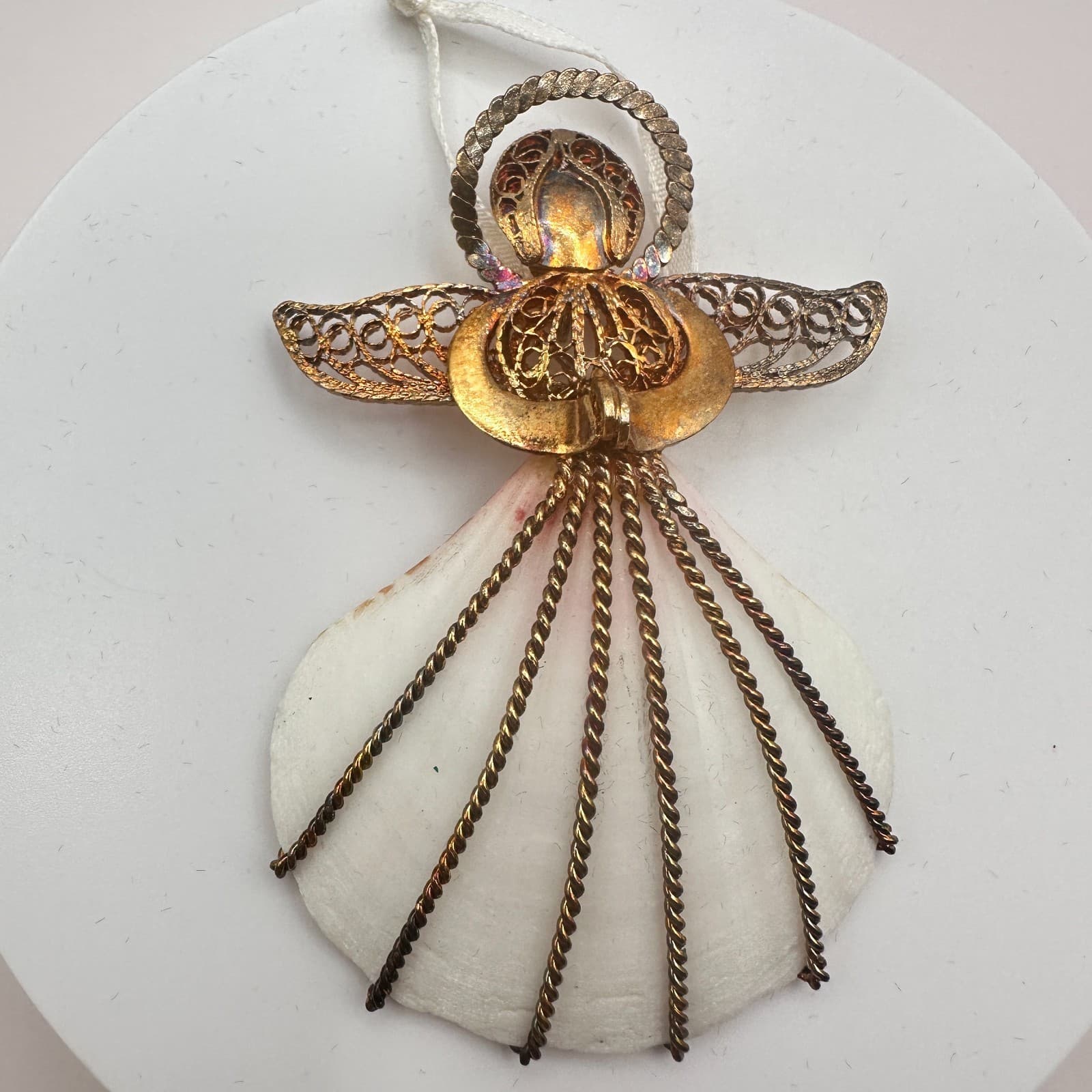 Vintage 80s Gold Tone Filigree Scallop Shell Ornament bent Wire Accents Jewelry - Thumbnail 5