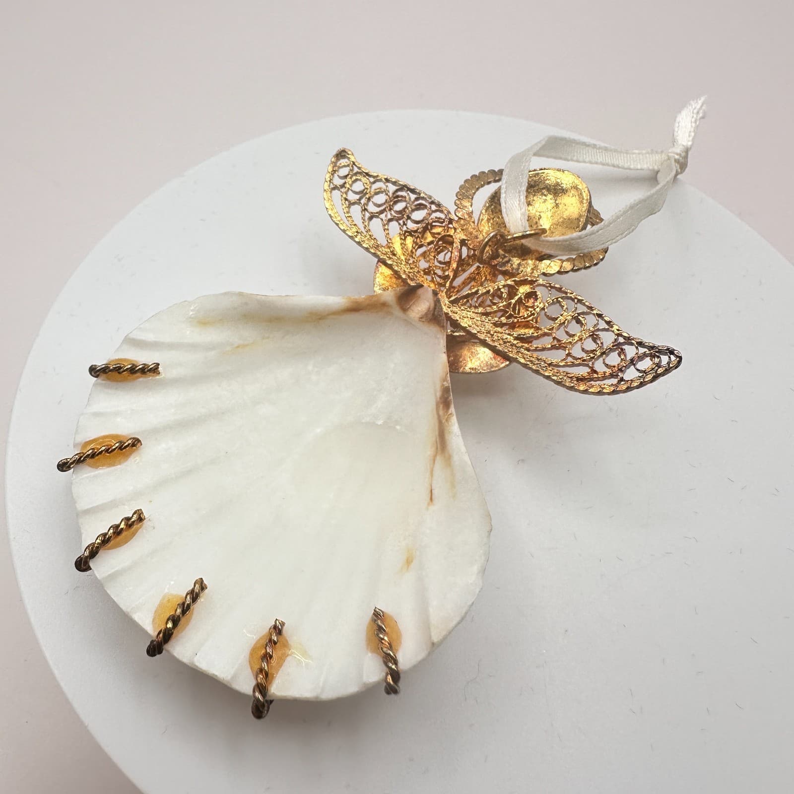 Vintage 80s Gold Tone Filigree Scallop Shell Ornament bent Wire Accents Jewelry - Thumbnail 7