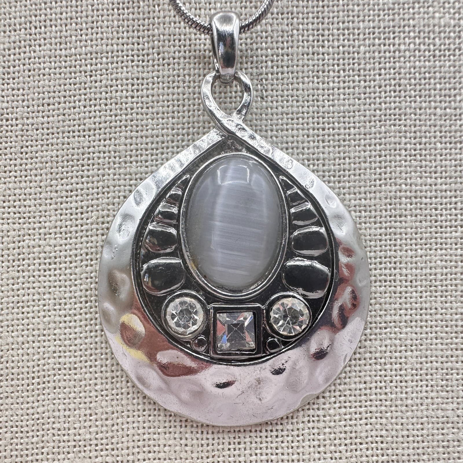 Vintage Y2K Silver Tone Hammered Pendant Necklace Gray Faux Moonstone Jewley - Thumbnail 3