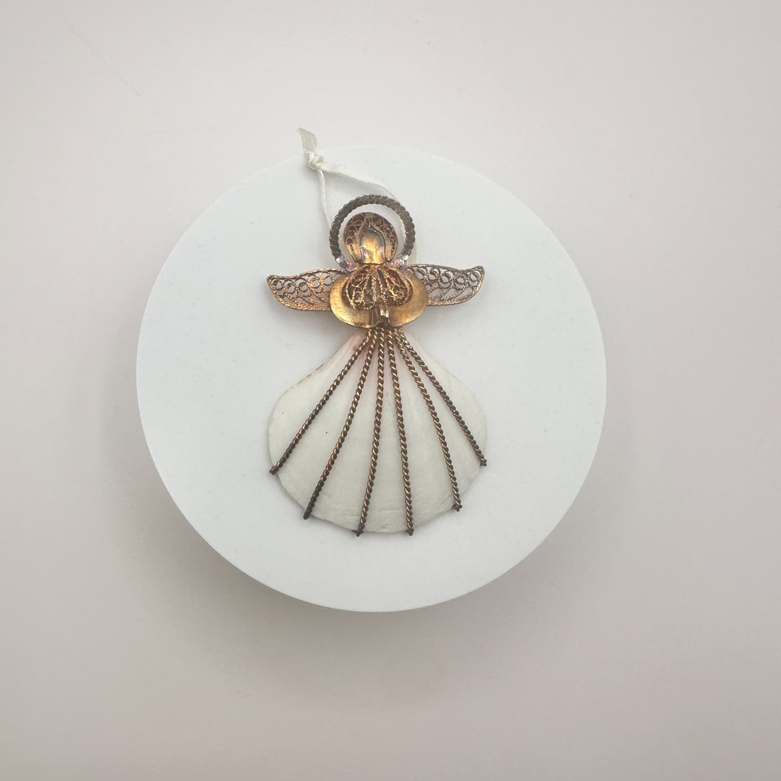 Vintage 80s Gold Tone Filigree Scallop Shell Ornament bent Wire Accents Jewelry - Thumbnail 2