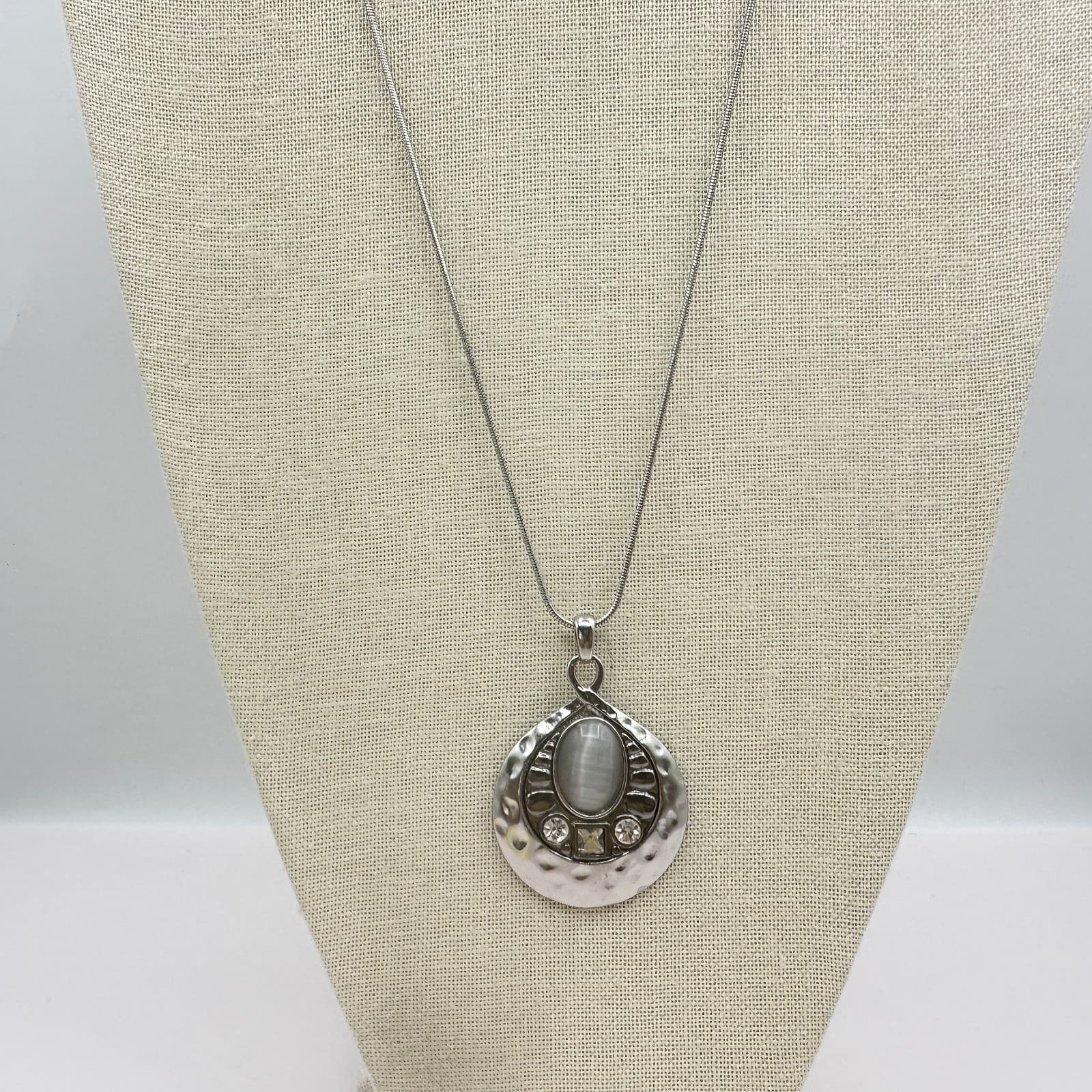 Vintage Y2K Silver Tone Hammered Pendant Necklace Gray Faux Moonstone Jewley - Thumbnail 5