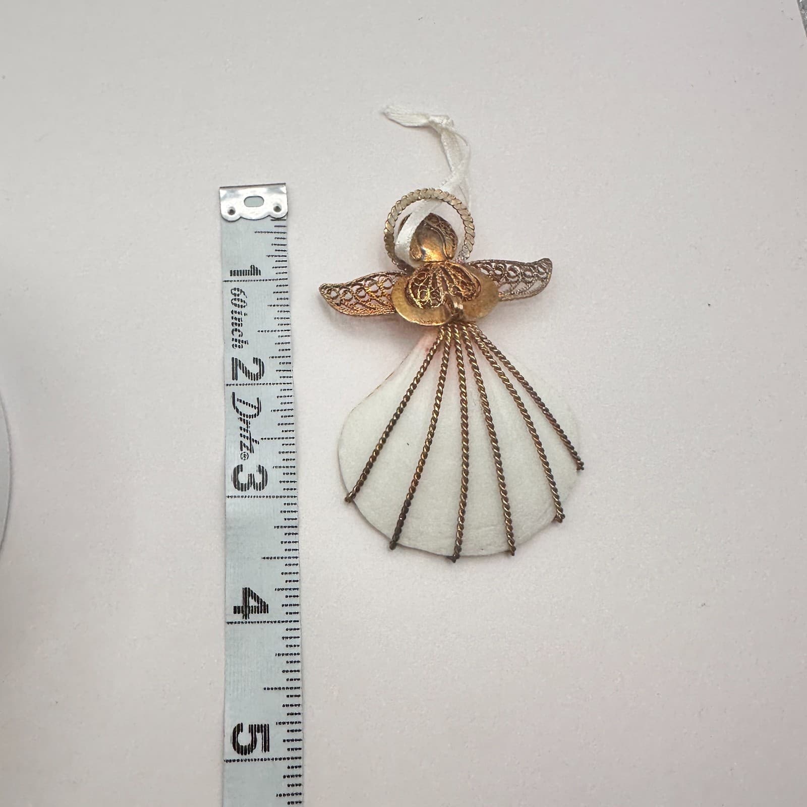 Vintage 80s Gold Tone Filigree Scallop Shell Ornament bent Wire Accents Jewelry - Thumbnail 8