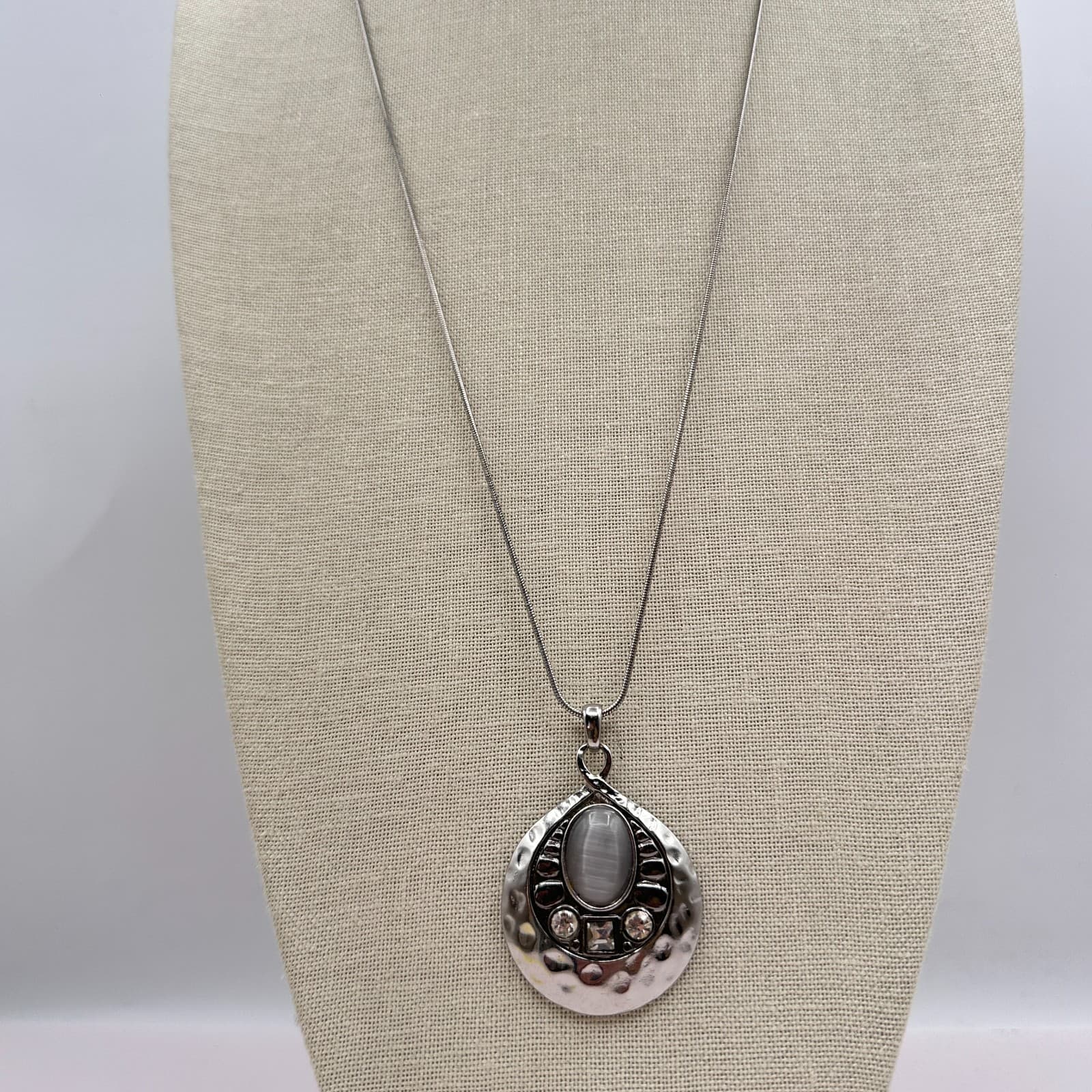 Vintage Y2K Silver Tone Hammered Pendant Necklace Gray Faux Moonstone Jewley - Thumbnail 6