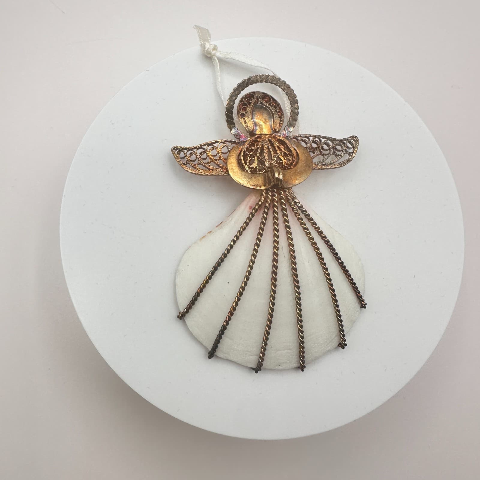 Vintage 80s Gold Tone Filigree Scallop Shell Ornament bent Wire Accents Jewelry - Thumbnail 3