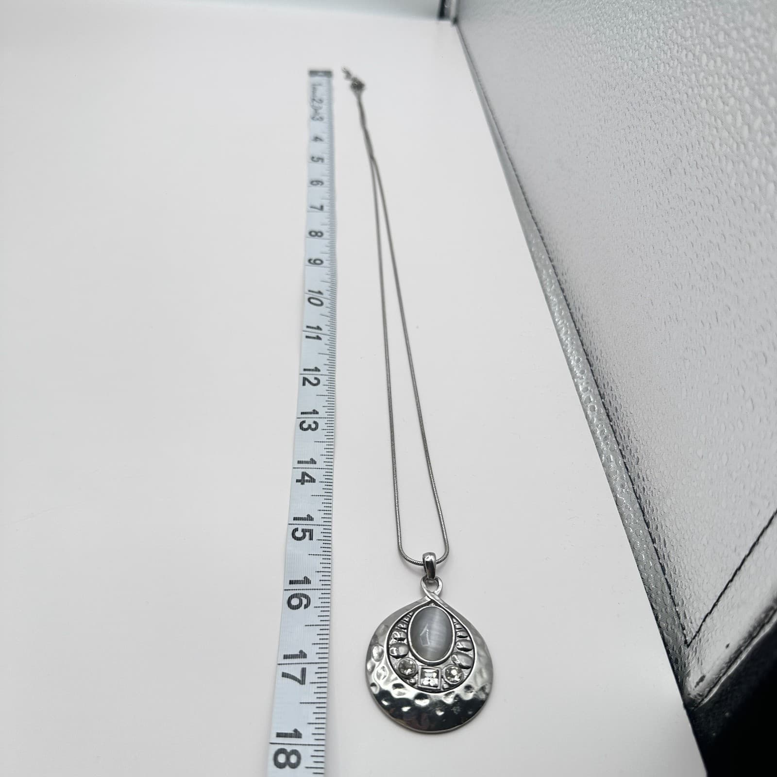Vintage Y2K Silver Tone Hammered Pendant Necklace Gray Faux Moonstone Jewley - Thumbnail 8