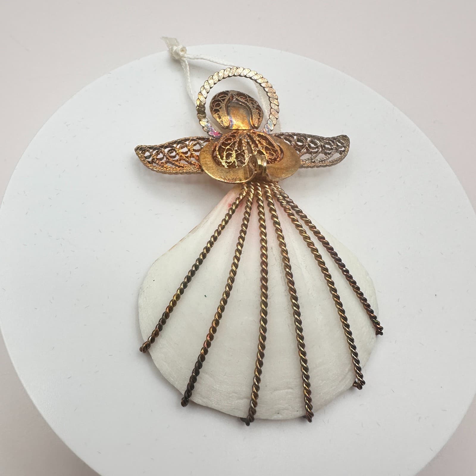 Vintage 80s Gold Tone Filigree Scallop Shell Ornament bent Wire Accents Jewelry - Thumbnail 4
