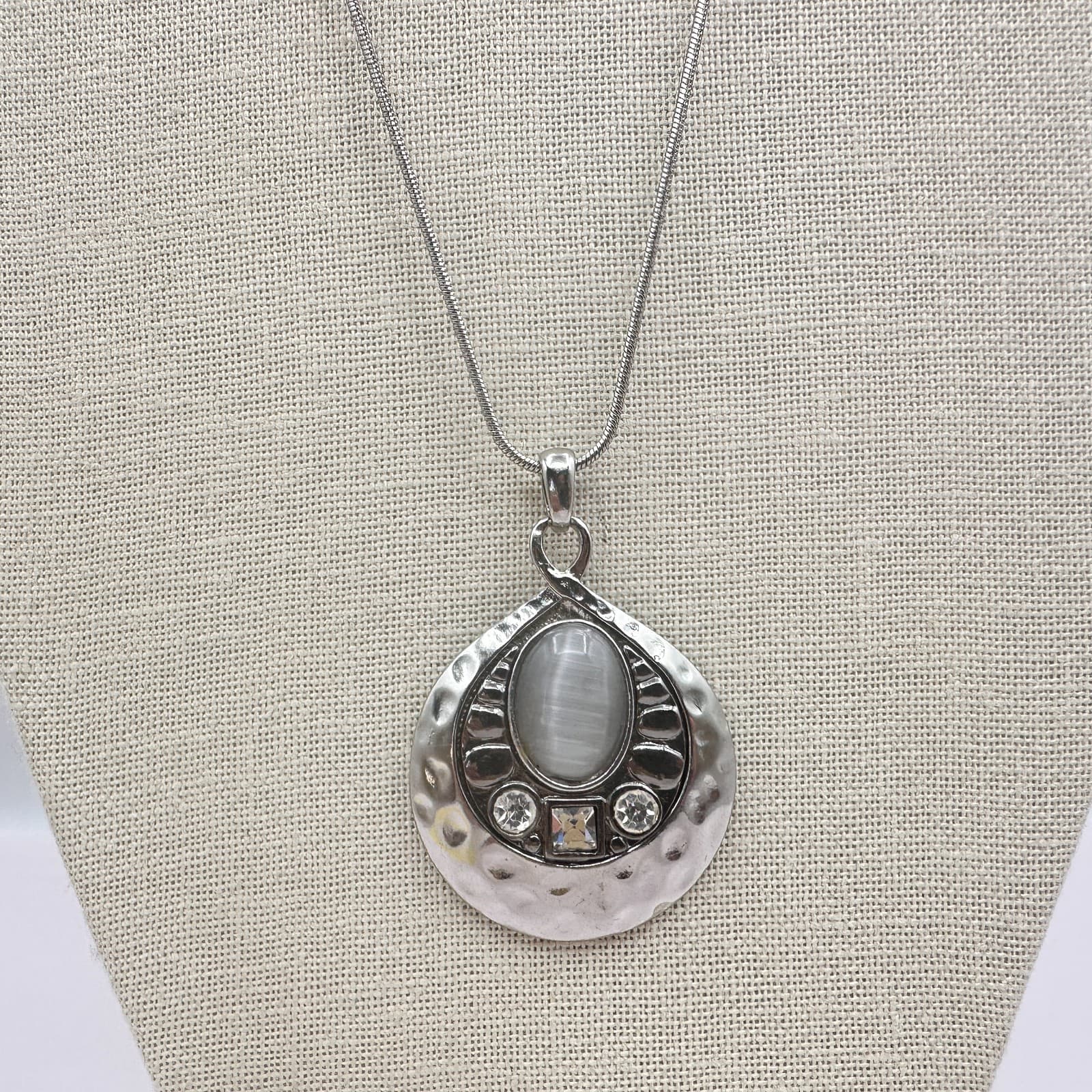 Vintage Y2K Silver Tone Hammered Pendant Necklace Gray Faux Moonstone Jewley - Thumbnail 4