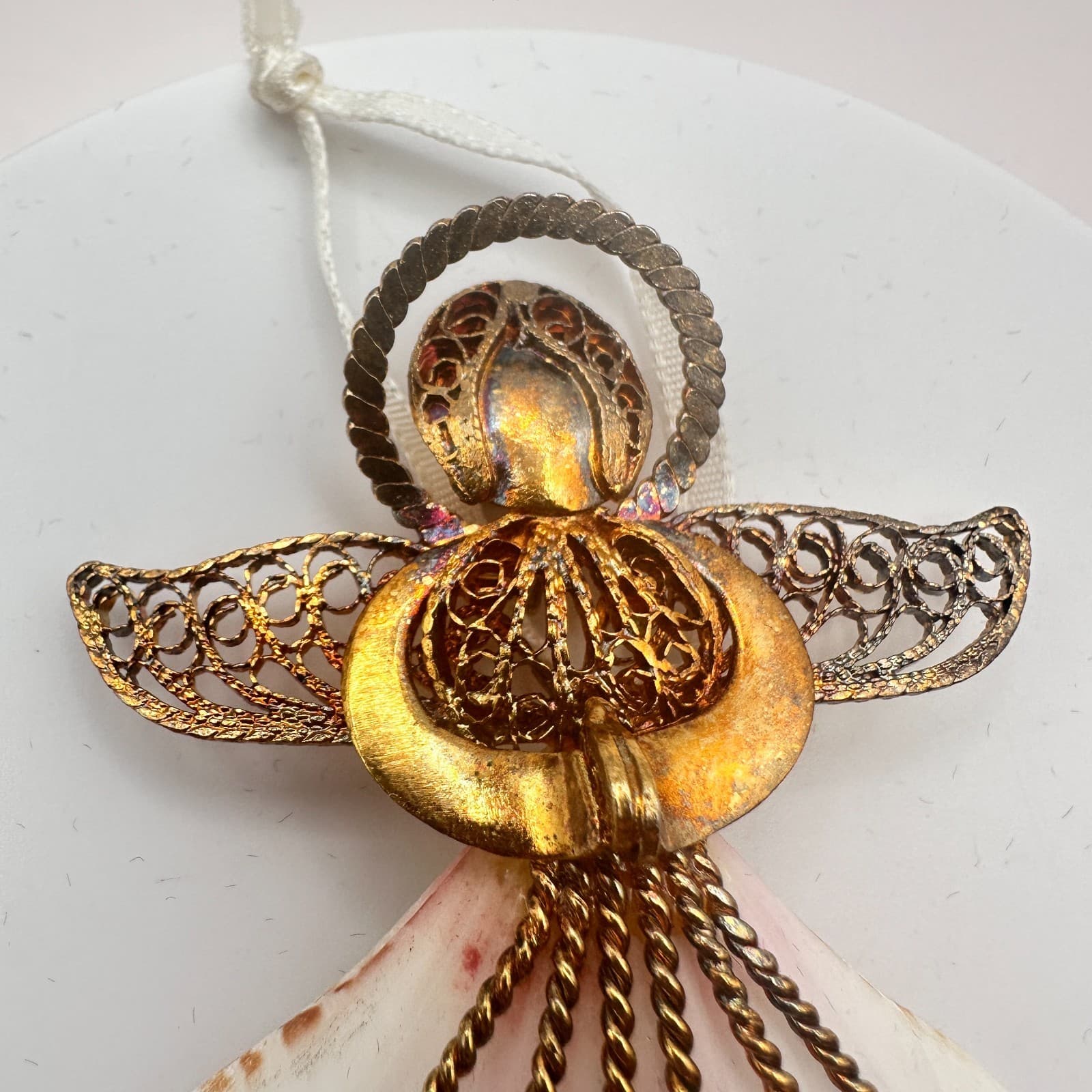 Vintage 80s Gold Tone Filigree Scallop Shell Ornament bent Wire Accents Jewelry - Thumbnail 6