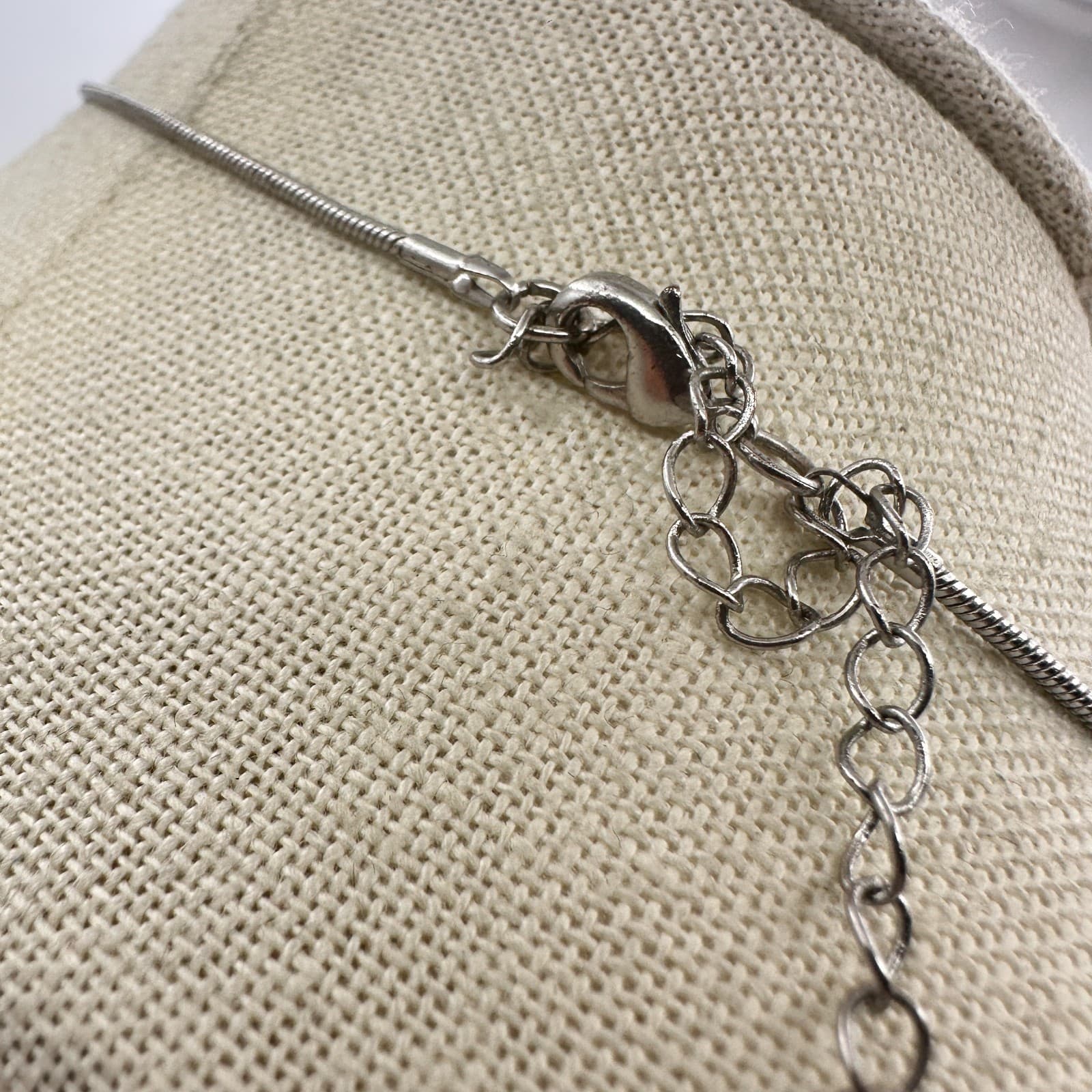 Vintage Y2K Silver Tone Hammered Pendant Necklace Gray Faux Moonstone Jewley - Thumbnail 7