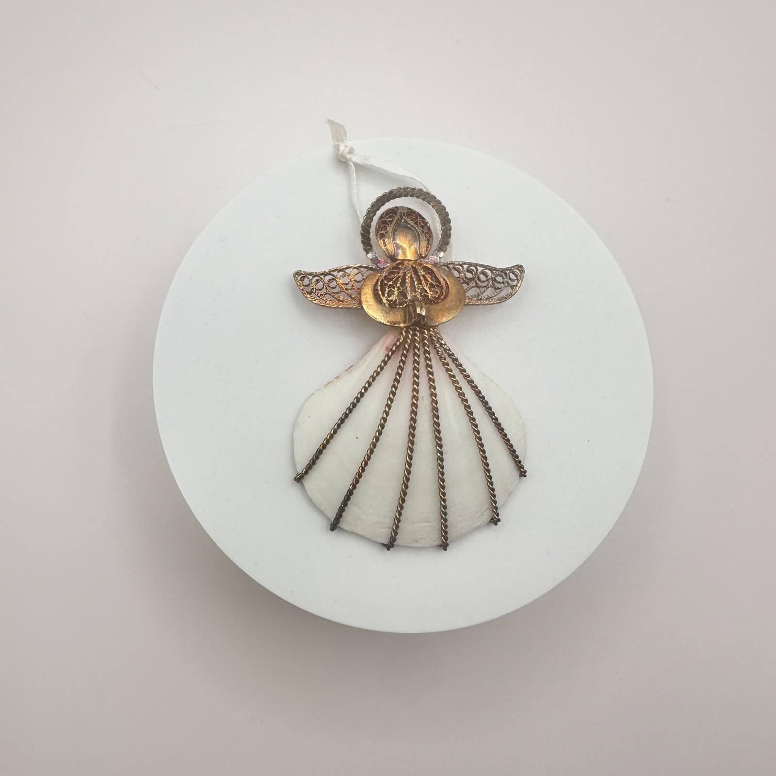 Vintage 80s Gold Tone Filigree Scallop Shell Ornament bent Wire Accents Jewelry