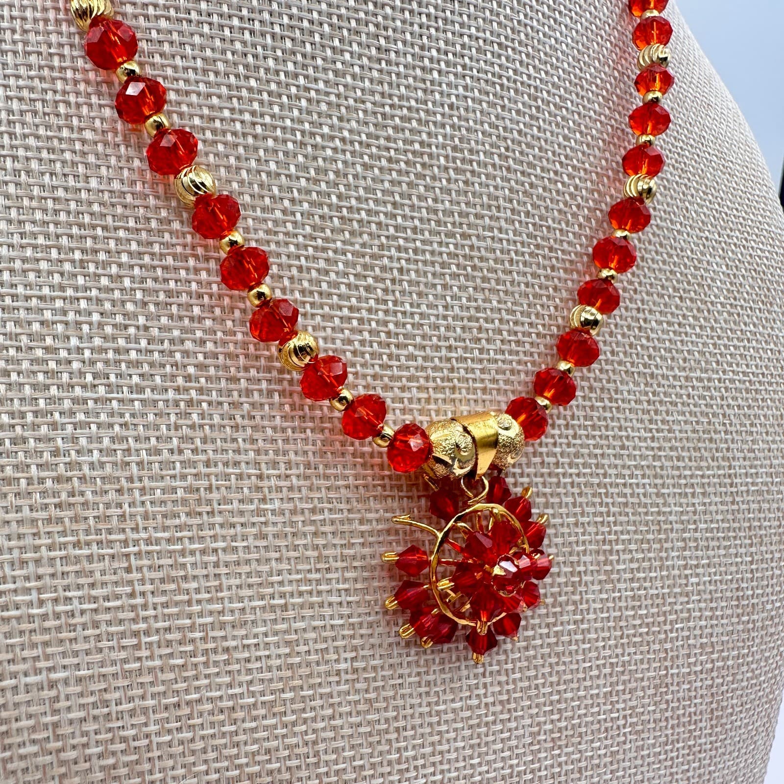 Vintage 80s Red Faceted Bead Necklace Gold Tone Floral Starburst Pendant Jewelry - Thumbnail 4