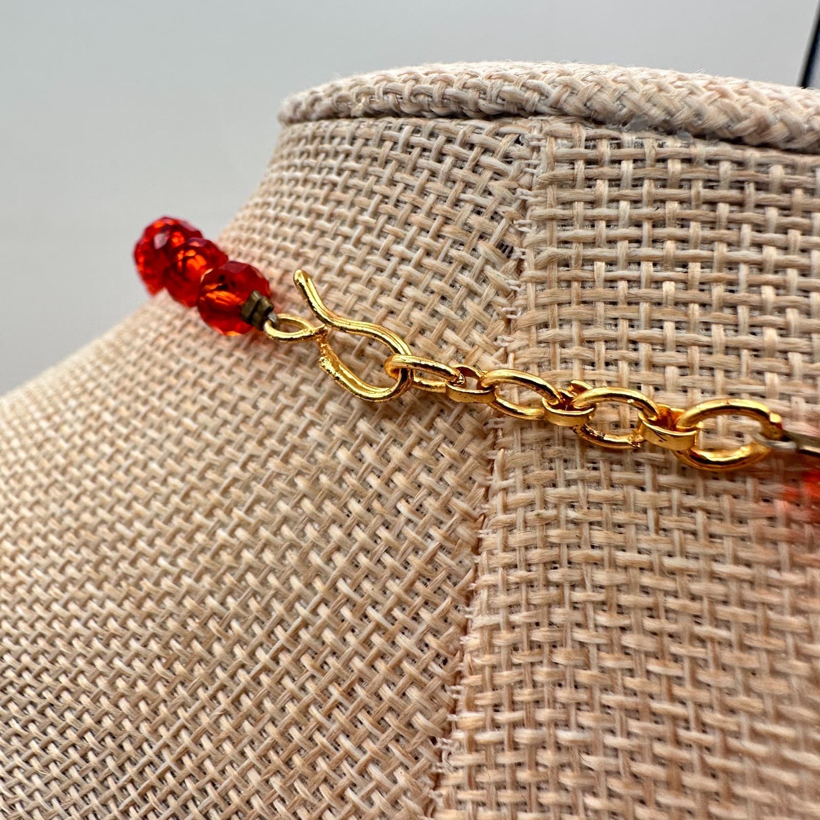 Vintage 80s Red Faceted Bead Necklace Gold Tone Floral Starburst Pendant Jewelry - Thumbnail 8