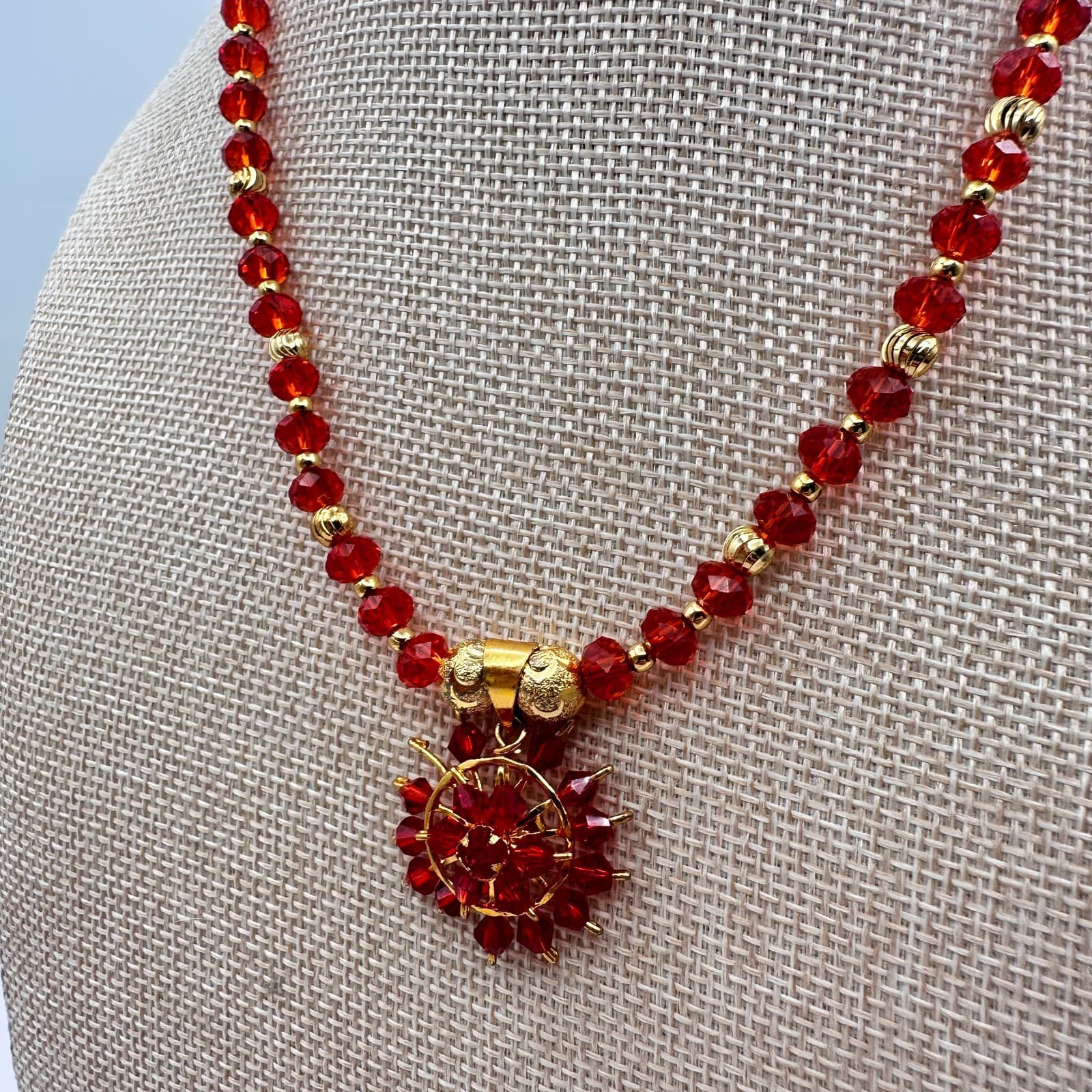 Vintage 80s Red Faceted Bead Necklace Gold Tone Floral Starburst Pendant Jewelry - Thumbnail 5