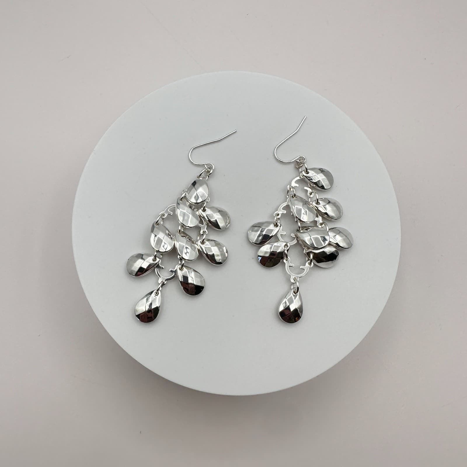 Vintage 90s Silver Tone Hammered Leaf Chandelier Dangle Earrings Fashion Jewelry - Thumbnail 2