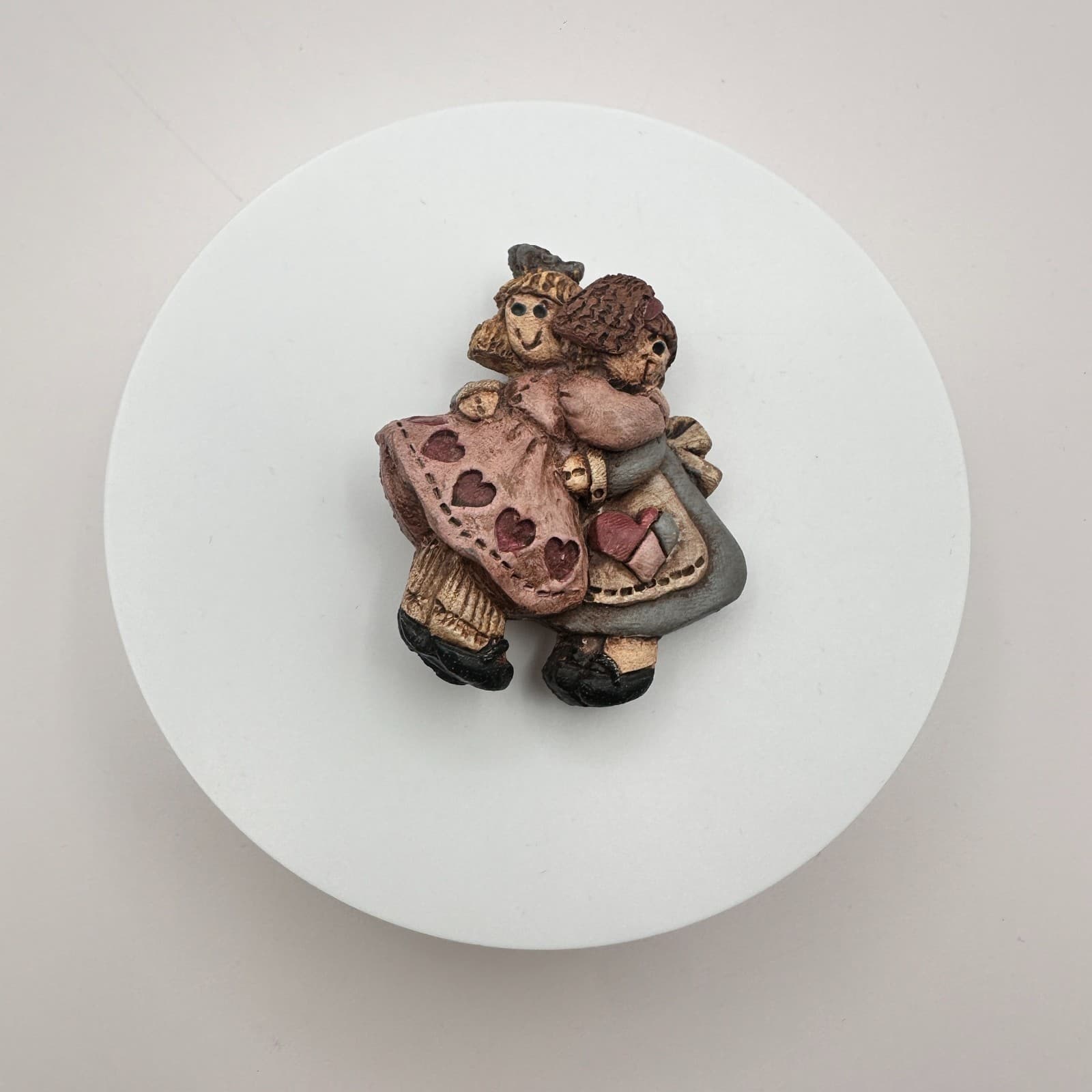 Vintage 90s Sandy Resin Hugging Girls Best Friend Brooch Pin Classic Jewelry - Thumbnail 2