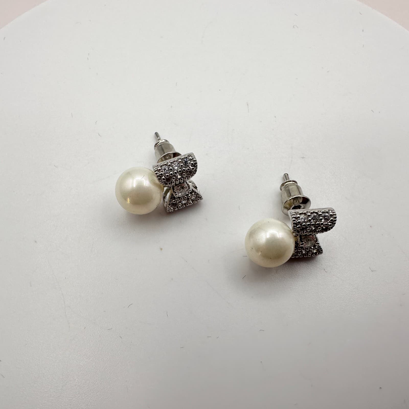 Vintage 90s White Pearl Silver Tone Bow Earrings Glass Accents Fashion Jewelry - Thumbnail 4