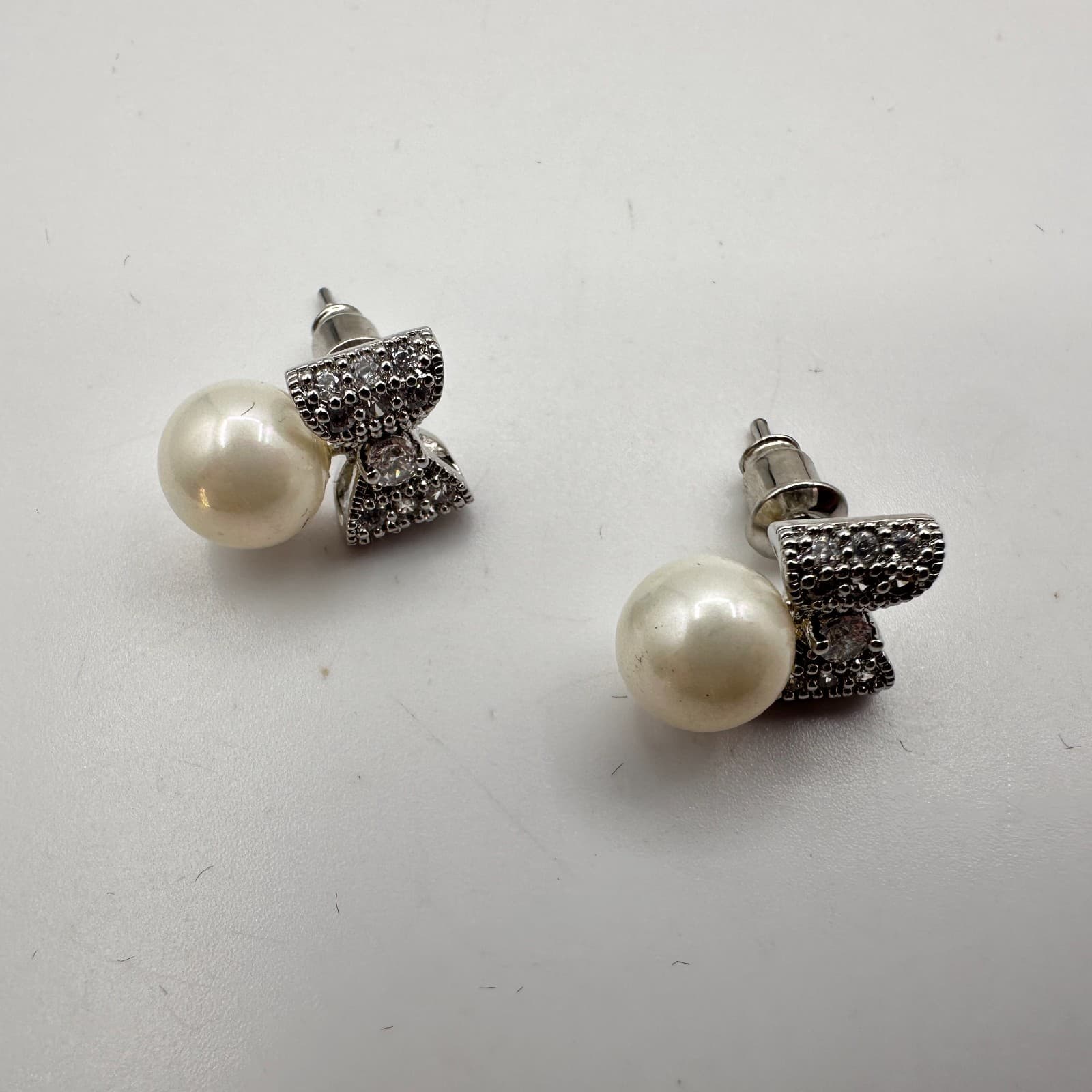 Vintage 90s White Pearl Silver Tone Bow Earrings Glass Accents Fashion Jewelry - Thumbnail 2