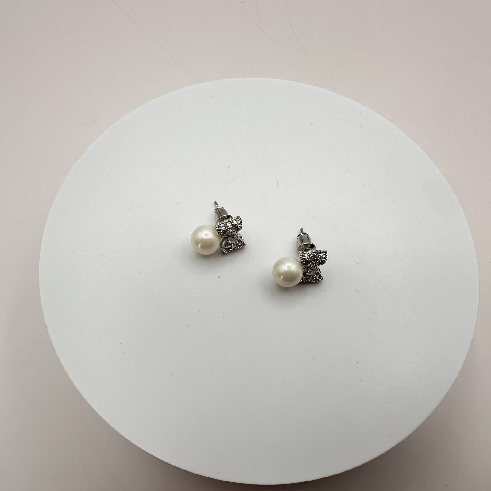 Vintage 90s White Pearl Silver Tone Bow Earrings Glass Accents Fashion Jewelry - Thumbnail 5