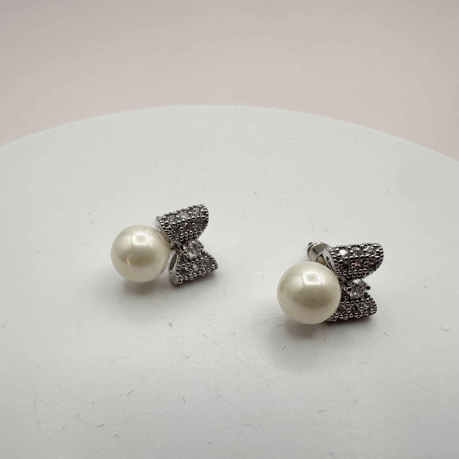 Vintage 90s White Pearl Silver Tone Bow Earrings Glass Accents Fashion Jewelry - Thumbnail 6