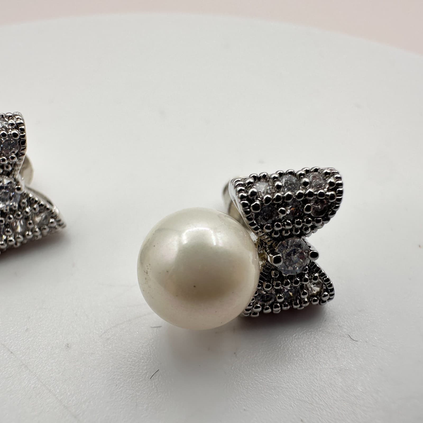 Vintage 90s White Pearl Silver Tone Bow Earrings Glass Accents Fashion Jewelry - Thumbnail 3