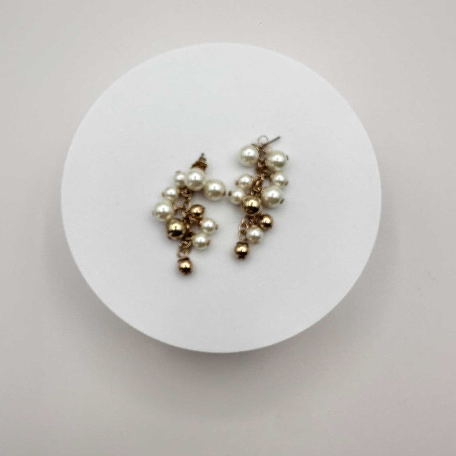 Vintage 90s Faux Pearl Dangle Drop Earrings Gold Tone Classic Fashion jewelry - Thumbnail 2