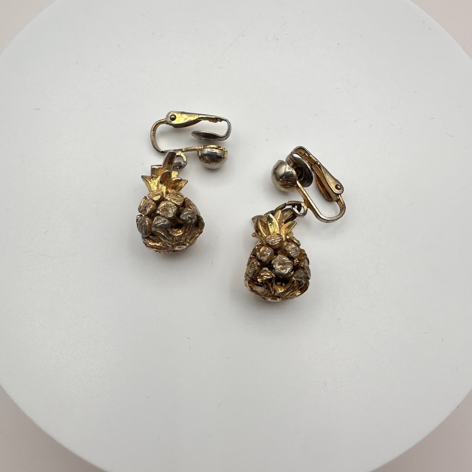 Vintage Y2K Gold Tone Pineapple Dangle Earrings Retro Women's Classic Jewelry - Thumbnail 2