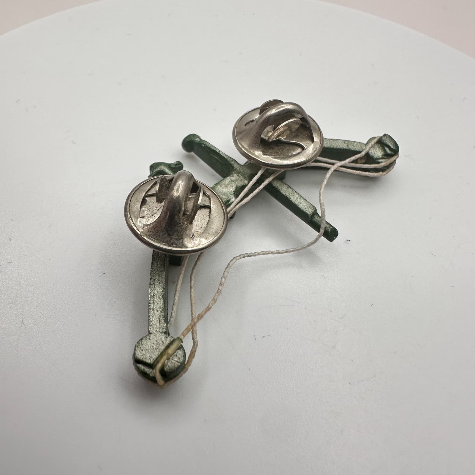 Vintage 80s Silver Tone Small Green Crossbow Lapel Novelty Pin Classic Jewelry - Thumbnail 6