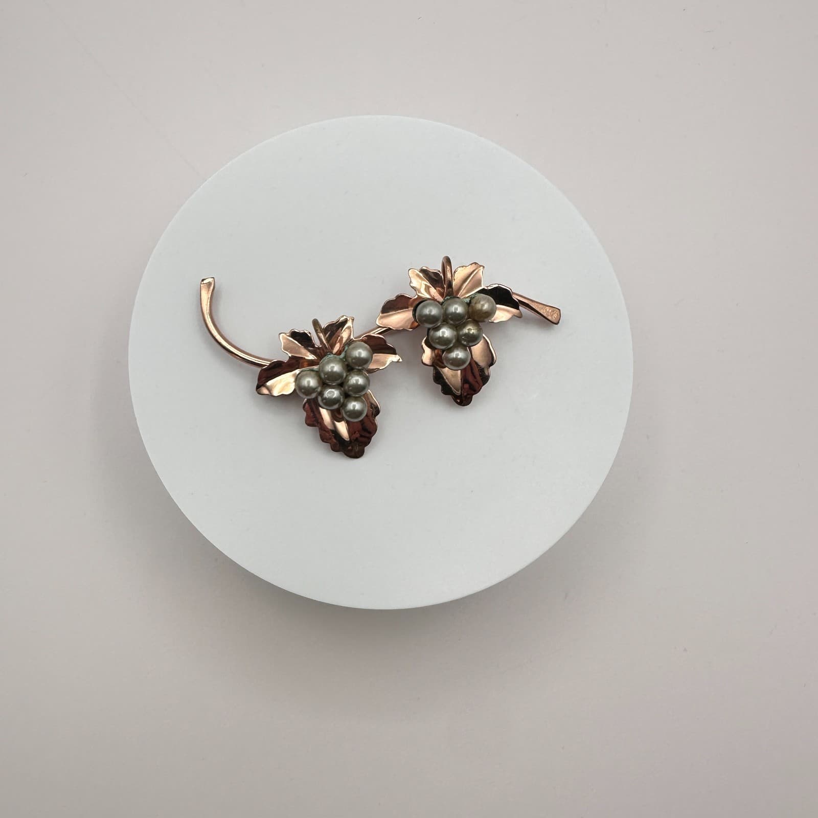 Vintage 90s Rose Gold Tone Grey Pearl Grape Leaf Brooch Pin Classic Jewelry - Thumbnail 2